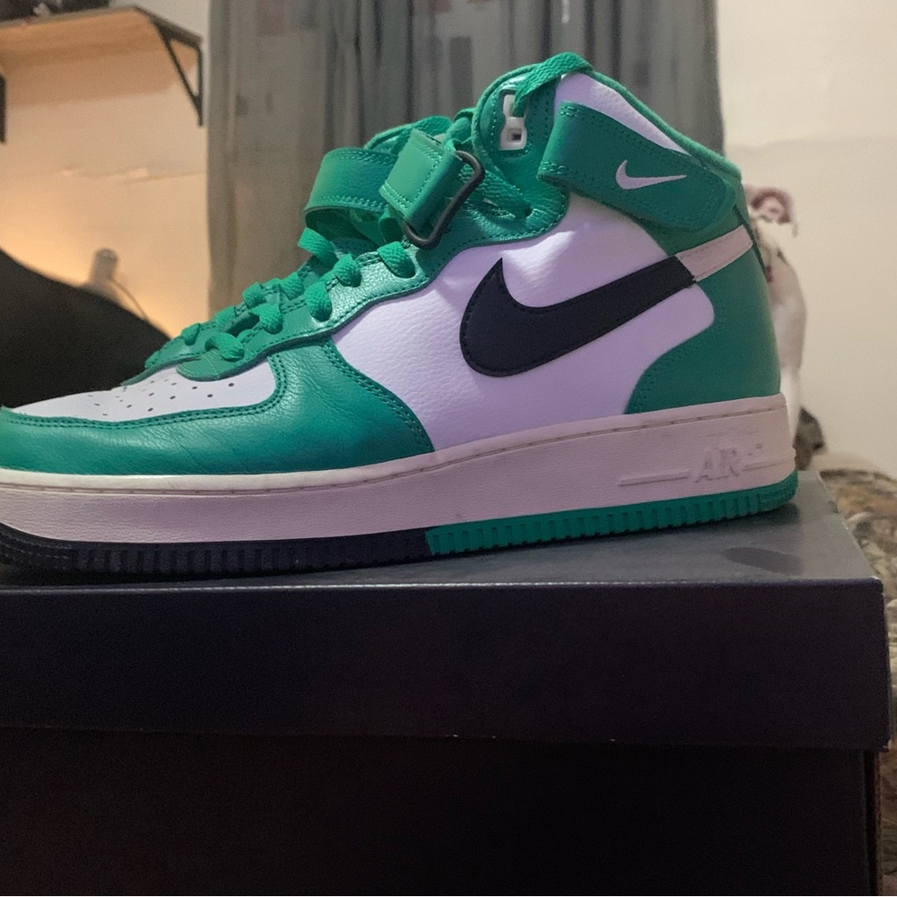 Nike Air Force 1 Mid LV8